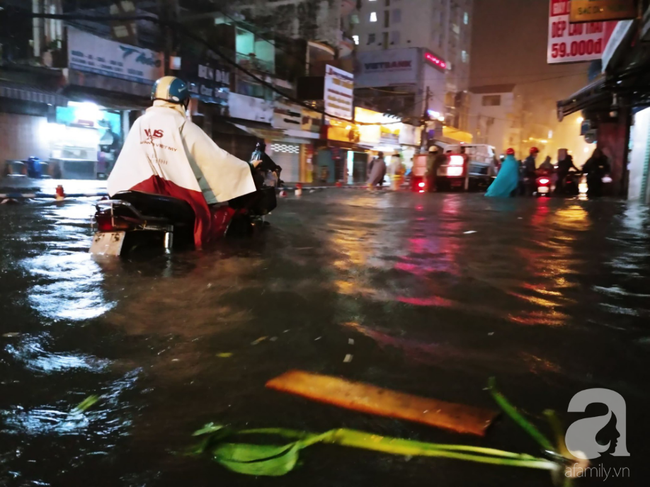 Ác mộng sau bão số 9: Tới khuya vẫn mưa, đường phố Sài Gòn thành sông, ô tô xe máy chìm trong biển nước - Ảnh 3.
