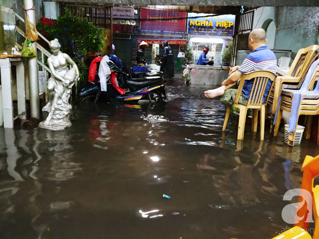 Ác mộng sau bão số 9: Tới khuya vẫn mưa, đường phố Sài Gòn thành sông, ô tô xe máy chìm trong biển nước - Ảnh 10.