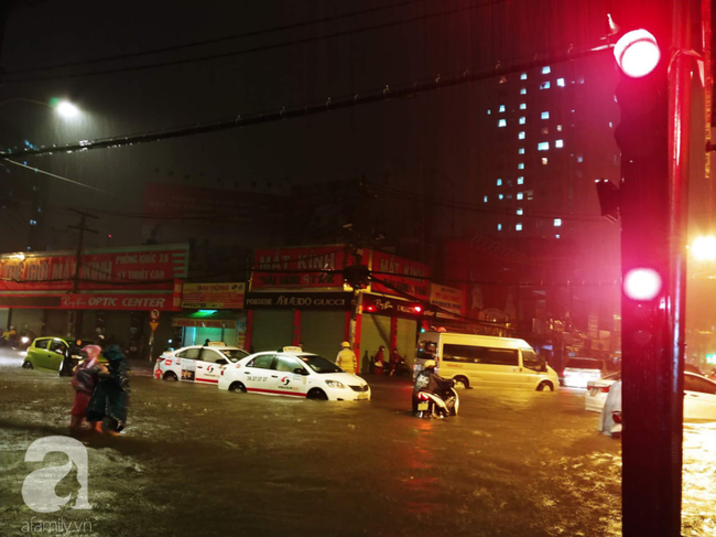 Ác mộng sau bão số 9: Tới khuya vẫn mưa, đường phố Sài Gòn thành sông, ô tô xe máy chìm trong biển nước - Ảnh 14.