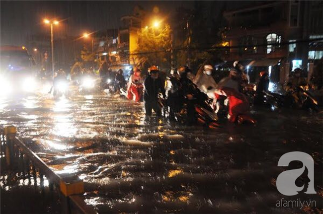 Ác mộng sau bão số 9: Tới khuya vẫn mưa, đường phố Sài Gòn thành sông, ô tô xe máy chìm trong biển nước - Ảnh 15.