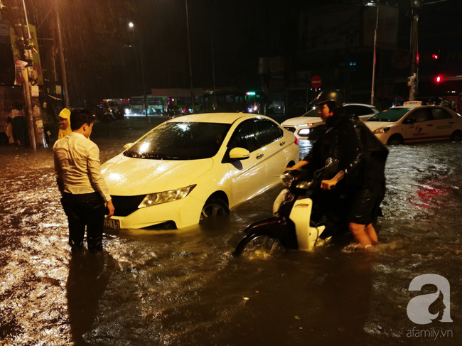 Ác mộng sau bão số 9: Tới khuya vẫn mưa, đường phố Sài Gòn thành sông, ô tô xe máy chìm trong biển nước - Ảnh 12.