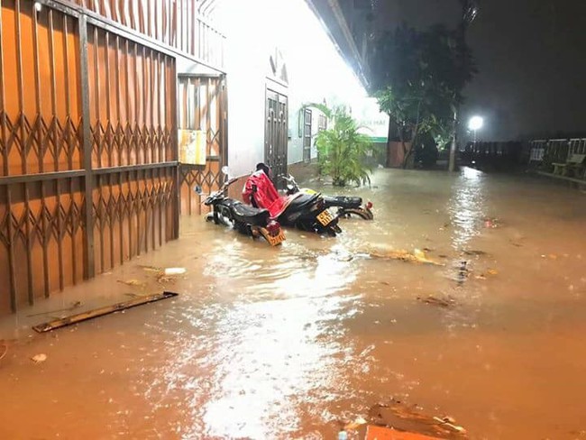 Ác mộng sau bão số 9: Tới khuya vẫn mưa, đường phố Sài Gòn thành sông, ô tô xe máy chìm trong biển nước - Ảnh 17.