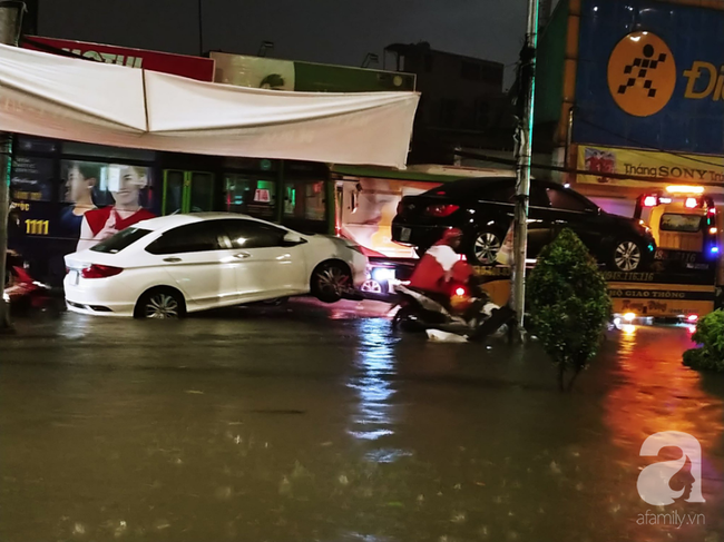 Ác mộng sau bão số 9: Tới khuya vẫn mưa, đường phố Sài Gòn thành sông, ô tô xe máy chìm trong biển nước - Ảnh 6.