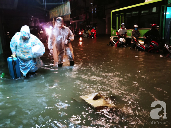 Ác mộng sau bão số 9: Tới khuya vẫn mưa, đường phố Sài Gòn thành sông, ô tô xe máy chìm trong biển nước - Ảnh 11.