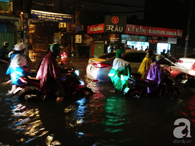 Ác mộng sau bão số 9: Tới khuya vẫn mưa, đường phố Sài Gòn thành sông, ô tô xe máy chìm trong biển nước - Ảnh 1.