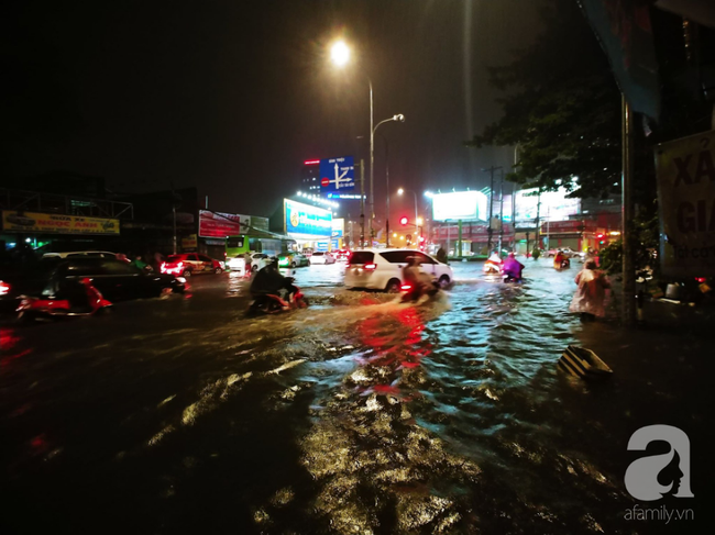 Ác mộng sau bão số 9: Tới khuya vẫn mưa, đường phố Sài Gòn thành sông, ô tô xe máy chìm trong biển nước - Ảnh 2.