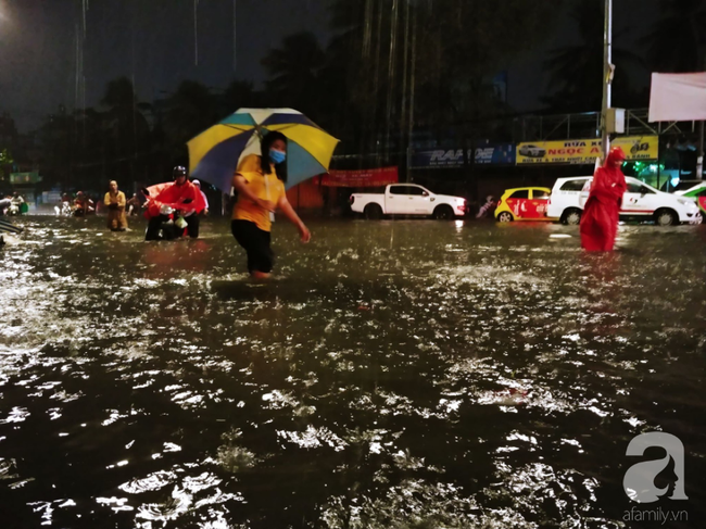 Ác mộng sau bão số 9: Tới khuya vẫn mưa, đường phố Sài Gòn thành sông, ô tô xe máy chìm trong biển nước - Ảnh 4.