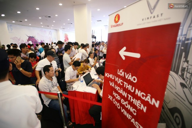 Sau màn ra mắt ấn tượng tại Hà Nội, VinFast tiếp tục thu hút hàng nghìn người dân tới tham quan và đặt mua tại Sài Gòn - Ảnh 12.