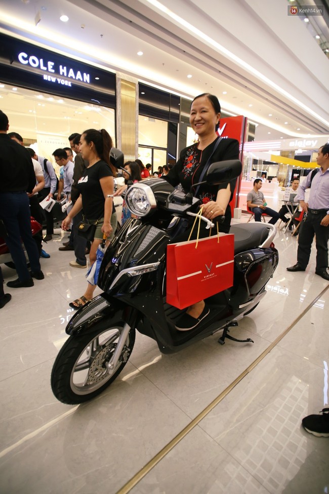 Sau màn ra mắt ấn tượng tại Hà Nội, VinFast tiếp tục thu hút hàng nghìn người dân tới tham quan và đặt mua tại Sài Gòn - Ảnh 15.