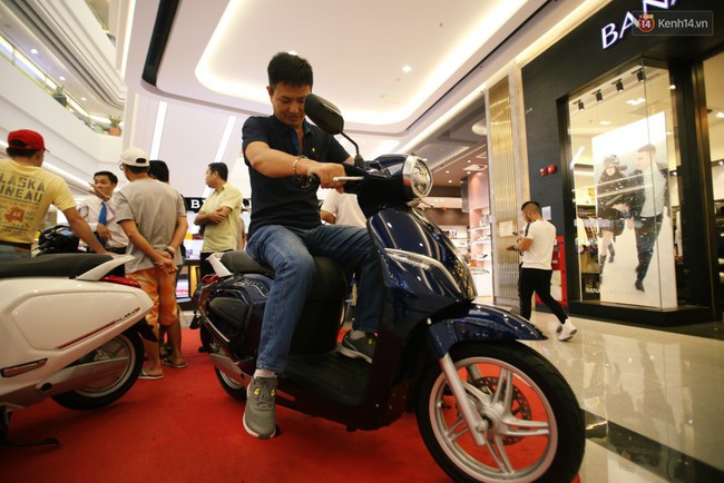 Sau màn ra mắt ấn tượng tại Hà Nội, VinFast tiếp tục thu hút hàng nghìn người dân tới tham quan và đặt mua tại Sài Gòn - Ảnh 16.