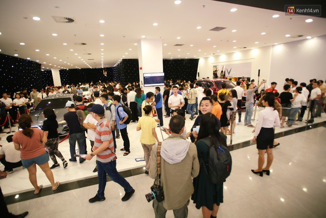 Sau màn ra mắt ấn tượng tại Hà Nội, VinFast tiếp tục thu hút hàng nghìn người dân tới tham quan và đặt mua tại Sài Gòn - Ảnh 5.