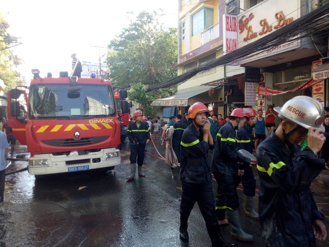 TP.HCM: Cháy 2 căn nhà liền kề, người dân tháo chạy hoảng loạn - Ảnh 4.