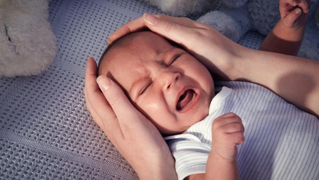 Đây là lý do trẻ sơ sinh thường khóc nhiều vào ban đêm, ngủ nhiều hơn thức, cái gì cũng cho vào miệng - Ảnh 1.