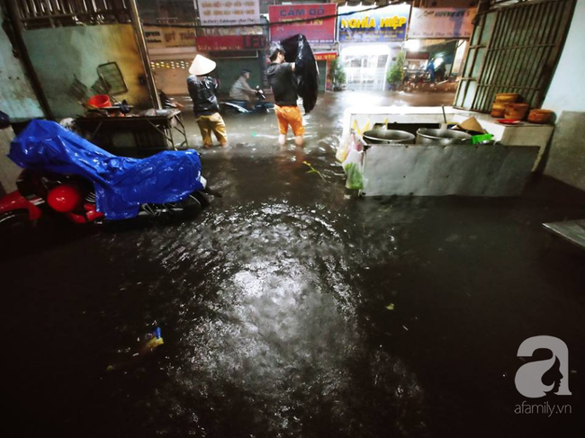 Bão qua nhưng người dân TP.HCM đừng vội mừng: Bệnh tay chân miệng, đau mắt đỏ, sốt xuất huyết đang chực chờ kéo đến - Ảnh 3. Bão qua nhưng người dân TP.HCM đừng vội mừng: Bệnh tay chân miệng, đau mắt đỏ, sốt xuất huyết đang chực chờ kéo đến - Ảnh 3.