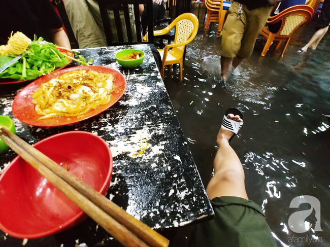 Bão qua nhưng người dân TP.HCM đừng vội mừng: Bệnh tay chân miệng, đau mắt đỏ, sốt xuất huyết đang chực chờ kéo đến - Ảnh 5. Bão qua nhưng người dân TP.HCM đừng vội mừng: Bệnh tay chân miệng, đau mắt đỏ, sốt xuất huyết đang chực chờ kéo đến - Ảnh 5.