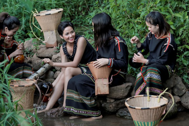 Hoa hậu HHen Niê gây thích thú khi mặc đồ dân tộc, lên rẫy hái cà phê - Ảnh 5.
