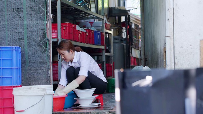 Gạo nếp gạo tẻ: Hân Hoa hậu bị rủ đi làm gái bia ôm, khiếp vía với trải nghiệm ngủ bụi - Ảnh 5. Gạo nếp gạo tẻ: Hân Hoa hậu bị rủ đi làm gái bia ôm, khiếp vía với trải nghiệm ngủ bụi - Ảnh 5.