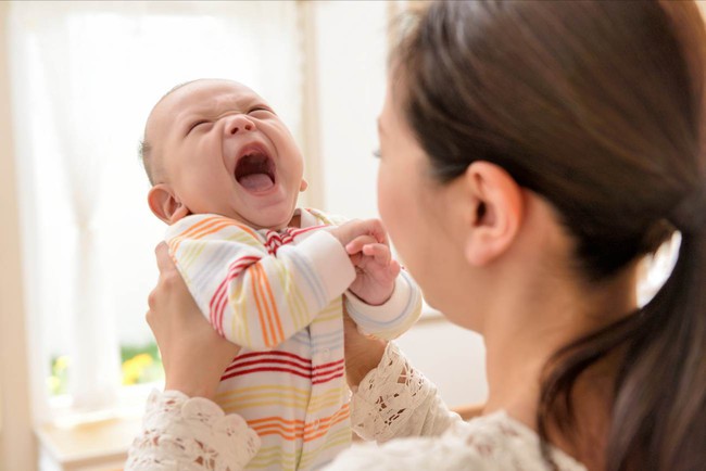 Đây là lý do trẻ sơ sinh thường khóc nhiều vào ban đêm, ngủ nhiều hơn thức, cái gì cũng cho vào miệng - Ảnh 3.