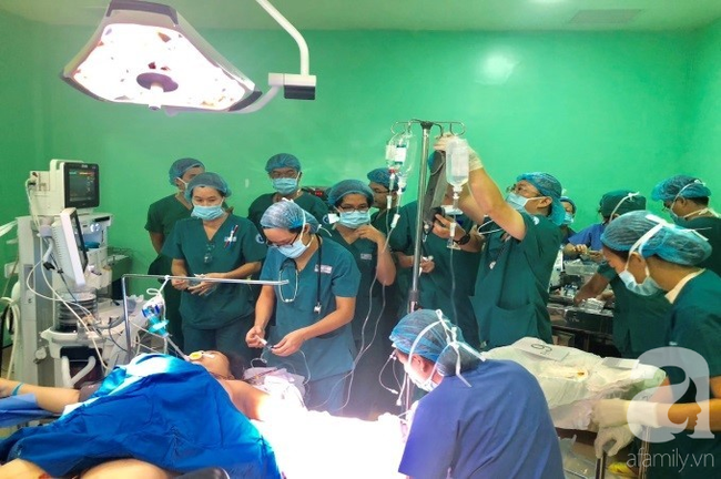 Bác sĩ Sài Gòn chạy xe luồn lách hẻm nhỏ cứu người phụ nữ 37 tuổi, mang thai lần 4 bị xuất huyết lâm nguy - Ảnh 2.