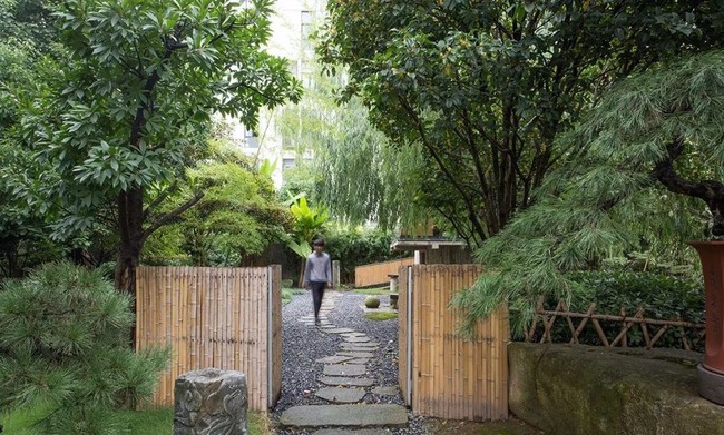 Căn nhà 2 tầng thô mộc theo phong cách Nhật Bản với lớp tường kính kết nối thiên nhiên, ẩn chứa vạn điều bất ngờ khiến nhiều người thích thú - Ảnh 5.