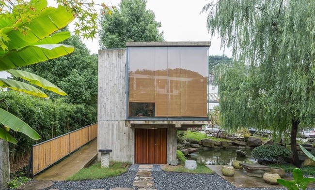 Căn nhà 2 tầng thô mộc theo phong cách Nhật Bản với lớp tường kính kết nối thiên nhiên, ẩn chứa vạn điều bất ngờ khiến nhiều người thích thú - Ảnh 3.