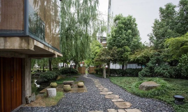 Căn nhà 2 tầng thô mộc theo phong cách Nhật Bản với lớp tường kính kết nối thiên nhiên, ẩn chứa vạn điều bất ngờ khiến nhiều người thích thú - Ảnh 2.