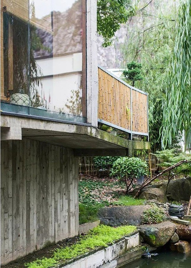 Căn nhà 2 tầng thô mộc theo phong cách Nhật Bản với lớp tường kính kết nối thiên nhiên, ẩn chứa vạn điều bất ngờ khiến nhiều người thích thú - Ảnh 7.