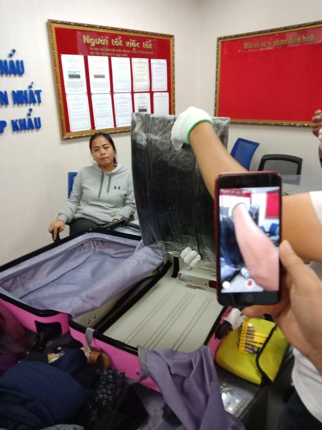 Nữ hành khách ngoại quốc bị bắt giữ khi giúp bạn trai mang hơn 4kg cocaine qua sân bay Tân Sơn Nhất - Ảnh 1.