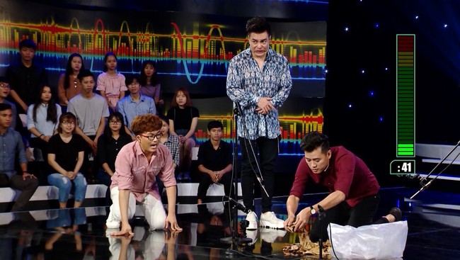 Th&iacute; sinh d&ugrave;ng tay bốc m&igrave; n&oacute;ng ăn g&acirc;y cho&aacute;ng trong gameshow thi t&agrave;i im lặng - Ảnh 1.