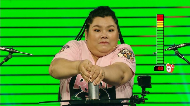 Th&iacute; sinh d&ugrave;ng tay bốc m&igrave; n&oacute;ng ăn g&acirc;y cho&aacute;ng trong gameshow thi t&agrave;i im lặng - Ảnh 2.