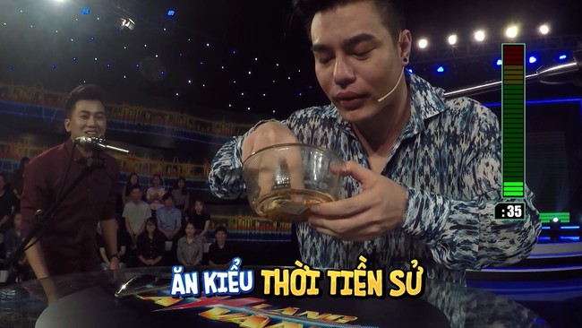 Th&iacute; sinh d&ugrave;ng tay bốc m&igrave; n&oacute;ng ăn g&acirc;y cho&aacute;ng trong gameshow thi t&agrave;i im lặng - Ảnh 4.