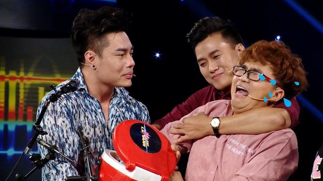 Th&iacute; sinh d&ugrave;ng tay bốc m&igrave; n&oacute;ng ăn g&acirc;y cho&aacute;ng trong gameshow thi t&agrave;i im lặng - Ảnh 5.