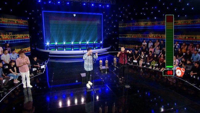 Th&iacute; sinh d&ugrave;ng tay bốc m&igrave; n&oacute;ng ăn g&acirc;y cho&aacute;ng trong gameshow thi t&agrave;i im lặng - Ảnh 6.