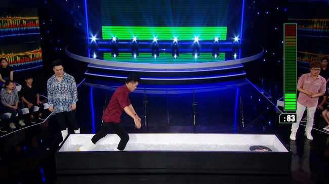 Th&iacute; sinh d&ugrave;ng tay bốc m&igrave; n&oacute;ng ăn g&acirc;y cho&aacute;ng trong gameshow thi t&agrave;i im lặng - Ảnh 7.