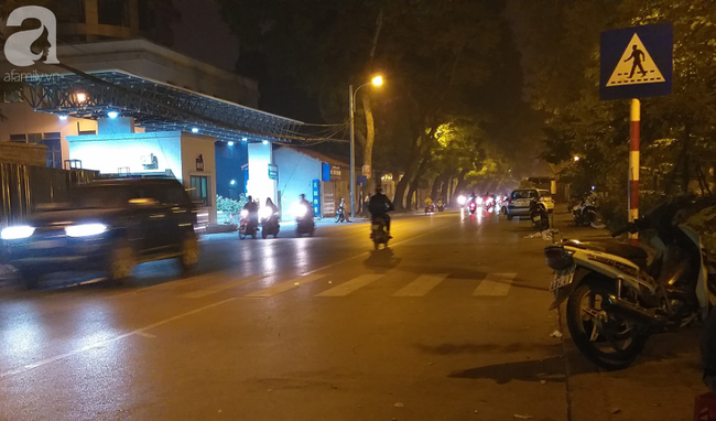 Gái mại dâm vẫy chuyển sang đi xe máy chào mời trên nhiều tuyến phố bị Hà Nội liệt kê vào danh sách đen - Ảnh 3.
