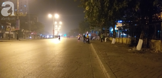 Gái mại dâm vẫy chuyển sang đi xe máy chào mời trên nhiều tuyến phố bị Hà Nội liệt kê vào danh sách đen - Ảnh 11.