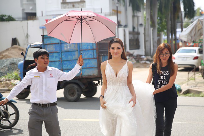 Phương Trinh Jolie diện váy trắng khoe ngực đầy, đội nắng đi làm đẹp - Ảnh 2.