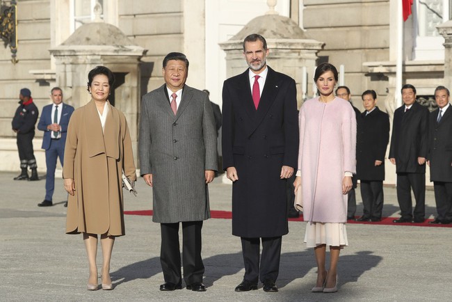 Hoàng hậu Tây Ban Nha mặc váy của ASOS đón tiếp vợ chồng Chủ tịch Trung Quốc mà trông vẫn đẹp và sang vô cùng - Ảnh 1.