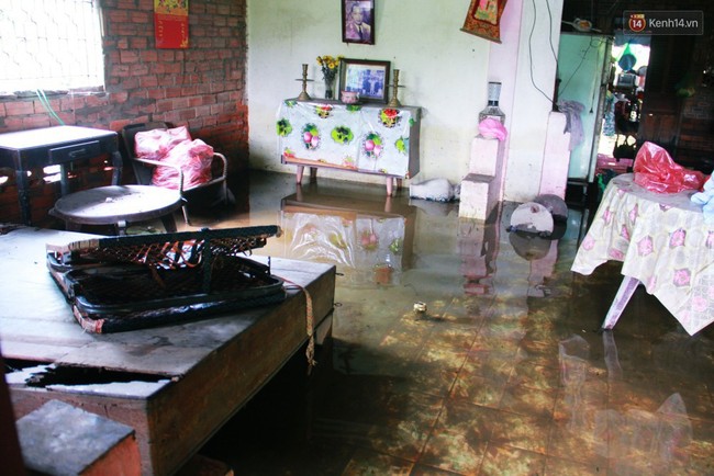 Nước bẩn ngập nhà sau bão Usagi ở Sài Gòn đến nay vẫn không rút, cụ bà 4 ngày chưa thể ra khỏi giường - Ảnh 10.