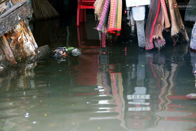 Nước bẩn ngập nhà sau bão Usagi ở Sài Gòn đến nay vẫn không rút, cụ bà 4 ngày chưa thể ra khỏi giường - Ảnh 13.