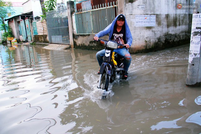 Nước bẩn ngập nhà sau bão Usagi ở Sài Gòn đến nay vẫn không rút, cụ bà 4 ngày chưa thể ra khỏi giường - Ảnh 2.
