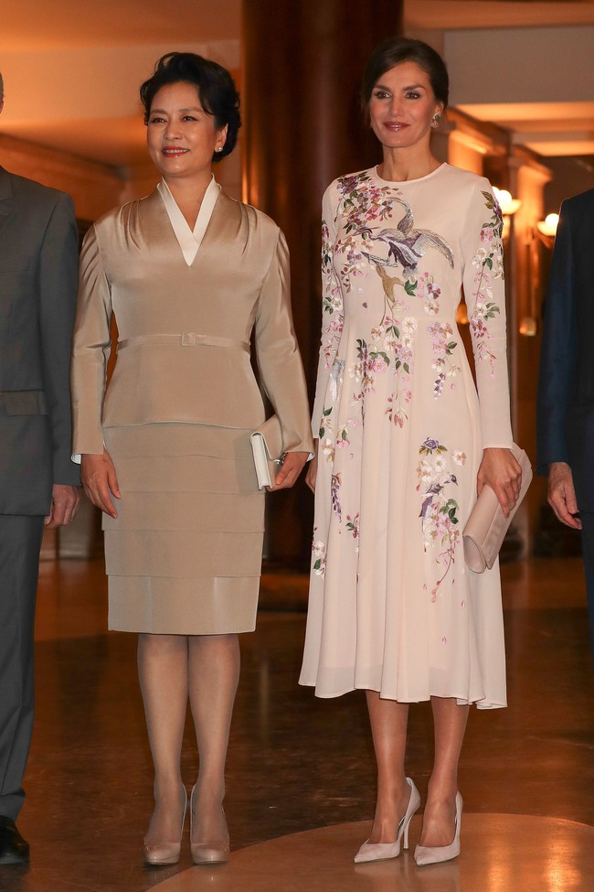 Hoàng hậu Tây Ban Nha mặc váy của ASOS đón tiếp vợ chồng Chủ tịch Trung Quốc mà trông vẫn đẹp và sang vô cùng - Ảnh 2.