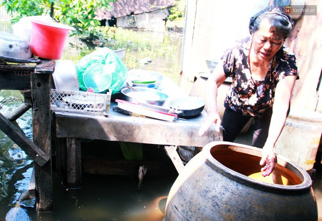 Nước bẩn ngập nhà sau bão Usagi ở Sài Gòn đến nay vẫn không rút, cụ bà 4 ngày chưa thể ra khỏi giường - Ảnh 3.