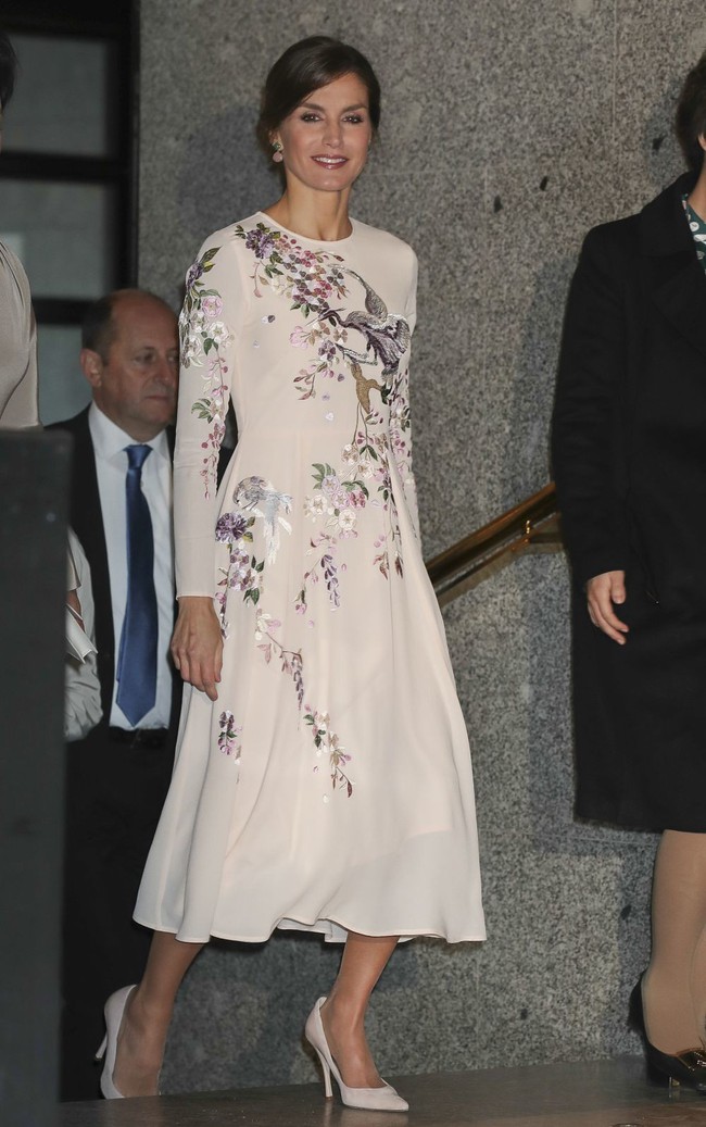Hoàng hậu Tây Ban Nha mặc váy của ASOS đón tiếp vợ chồng Chủ tịch Trung Quốc mà trông vẫn đẹp và sang vô cùng - Ảnh 3.