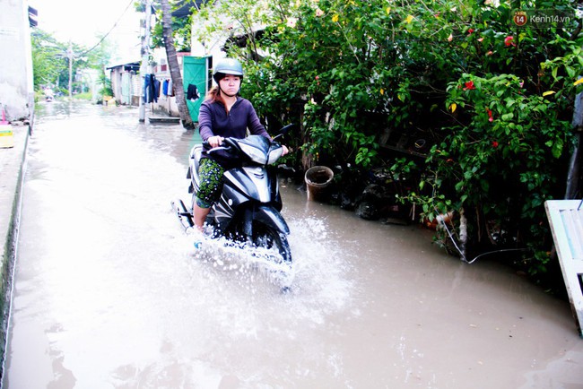 Nước bẩn ngập nhà sau bão Usagi ở Sài Gòn đến nay vẫn không rút, cụ bà 4 ngày chưa thể ra khỏi giường - Ảnh 6.