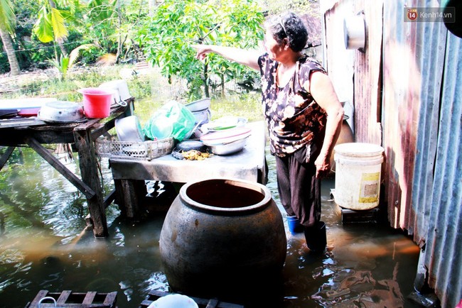 Nước bẩn ngập nhà sau bão Usagi ở Sài Gòn đến nay vẫn không rút, cụ bà 4 ngày chưa thể ra khỏi giường - Ảnh 8.