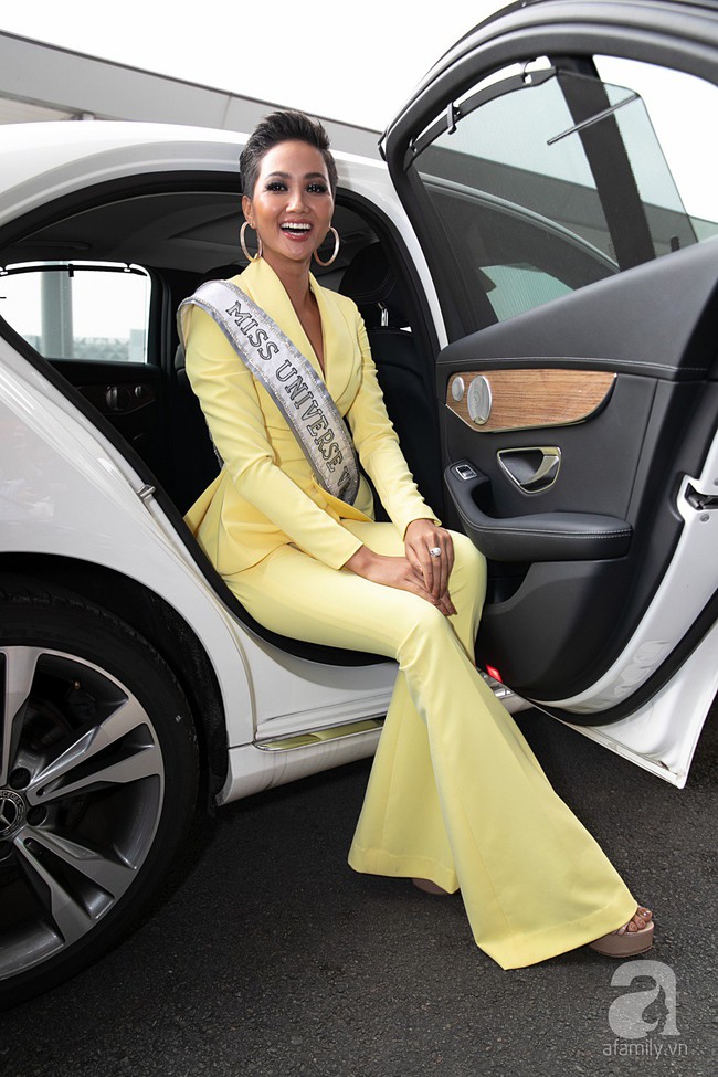 HHen Niê được bố mẹ hộ tống ra sân bay, mang 12 va ly lên đường sang Thái dự Miss Universe 2018 - Ảnh 1.