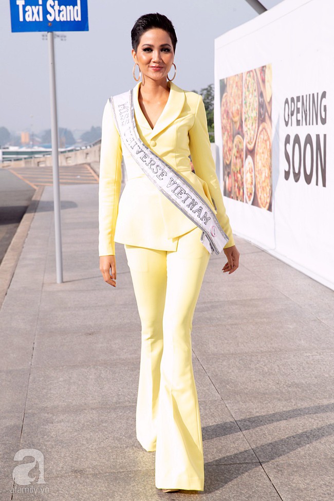 HHen Niê được bố mẹ hộ tống ra sân bay, mang 12 va ly lên đường sang Thái dự Miss Universe 2018 - Ảnh 2.