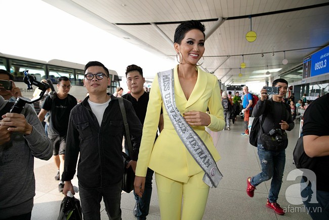 HHen Niê được bố mẹ hộ tống ra sân bay, mang 12 va ly lên đường sang Thái dự Miss Universe 2018 - Ảnh 3.