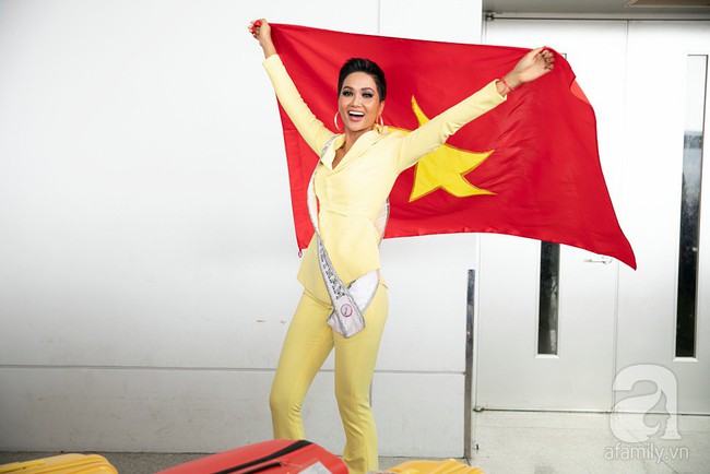 HHen Niê được bố mẹ hộ tống ra sân bay, mang 12 va ly lên đường sang Thái dự Miss Universe 2018 - Ảnh 4.